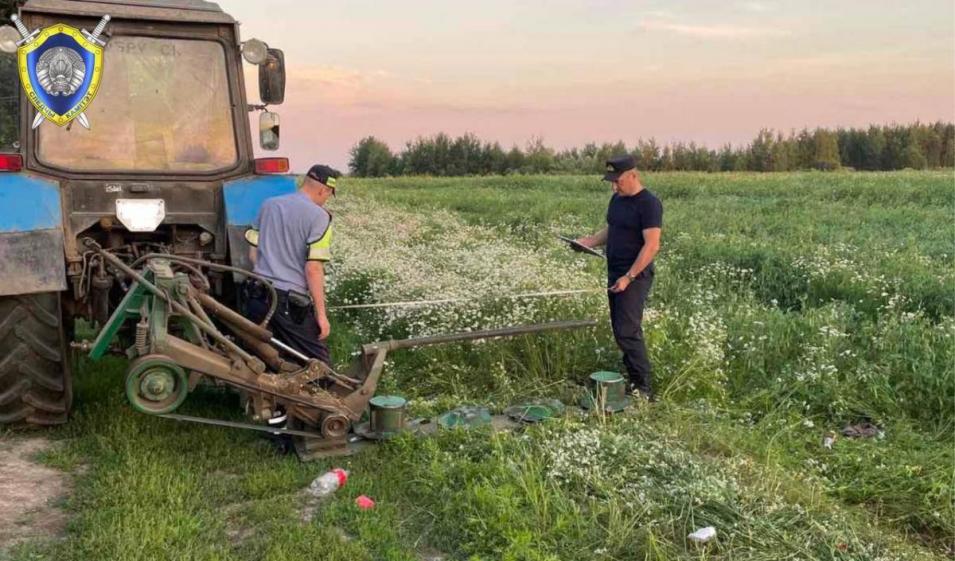 В Бобруйском районе под косилку трактора попал 11-летний мальчик