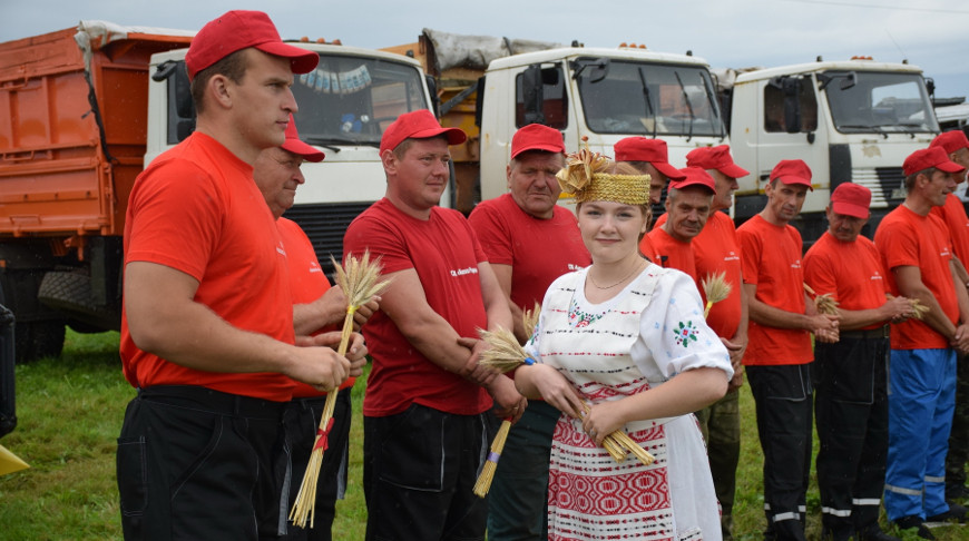 Спасатели Могилевской области помогают в уборке урожая