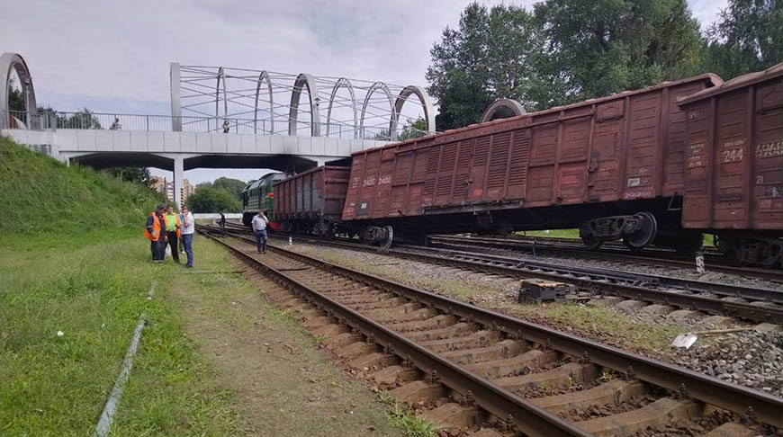 На станции Могилев-2 несколько вагонов грузового поезда сошли с рельсов