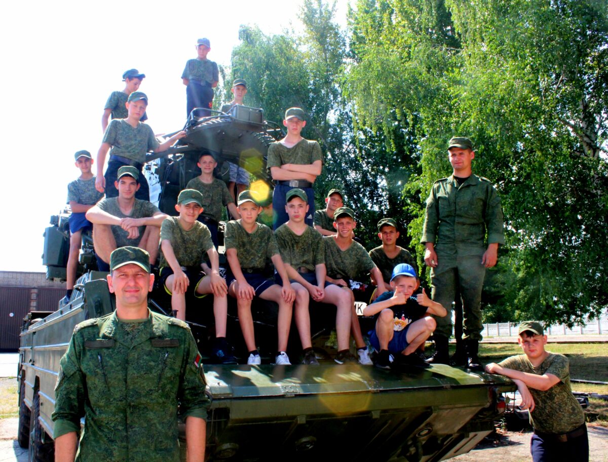 В гостях у зенитчиков побывали воспитанники военно-патриотического лагеря «Родина»