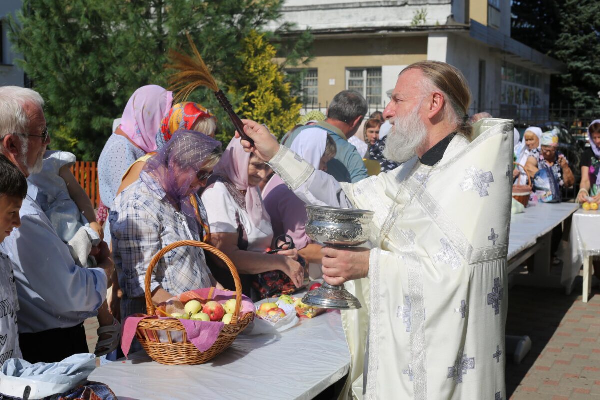 Яблочный Спас. Православные верующие празднуют Преображение Господне