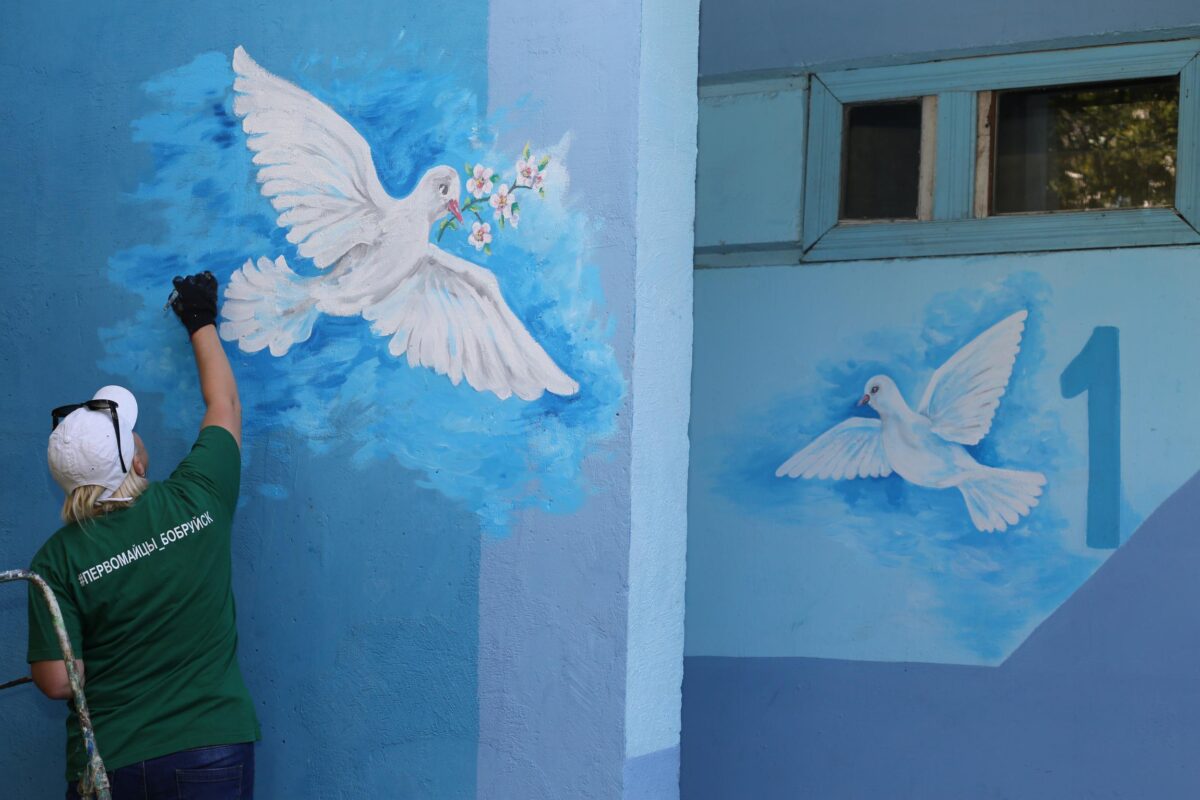 «Сделаем город краше»: гармоничными рисунками активисты БРСМ и работники ЖКХ украшают дома в Первомайском районе