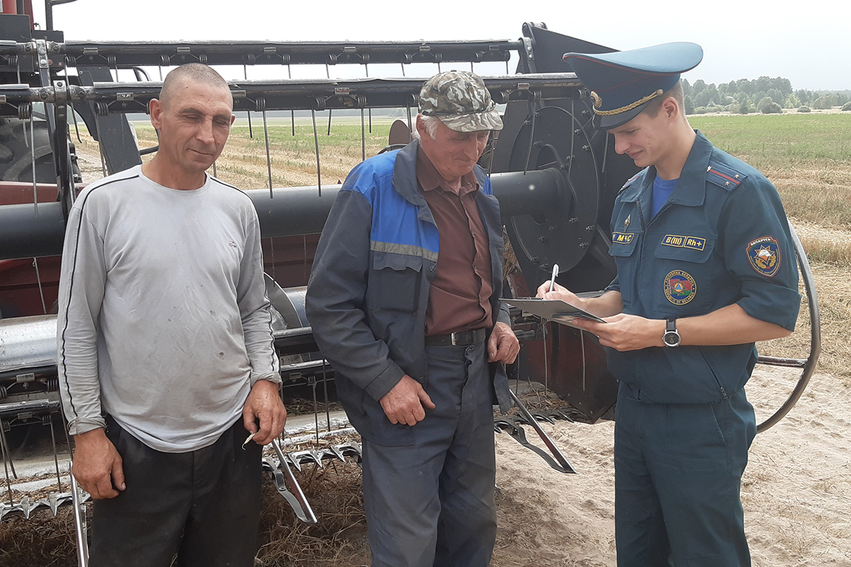 О безопасности при проведении уборки урожая напомнили спасатели Бобруйска