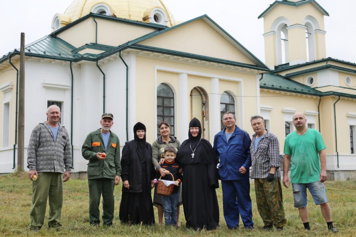 Бобруйские десантники помогают восстанавливать святыню в рамках акции «Сделаем город краше»
