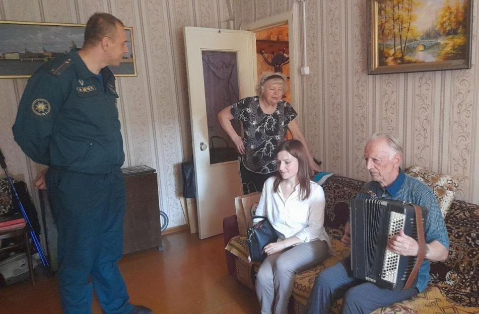 Могилёвские спасатели собрали «посылки безопасности» для одиноких пожилых людей