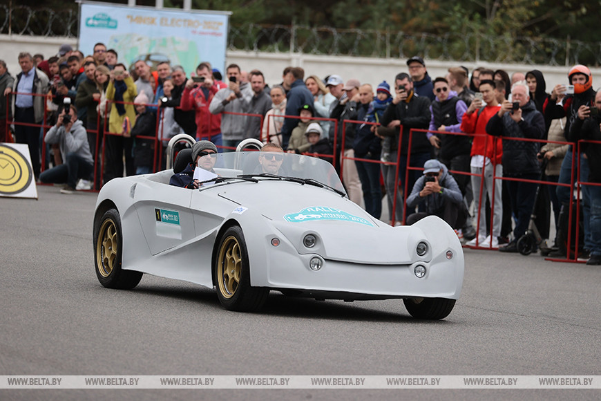 Белорусские ученые представили первый спортивный электромобиль
