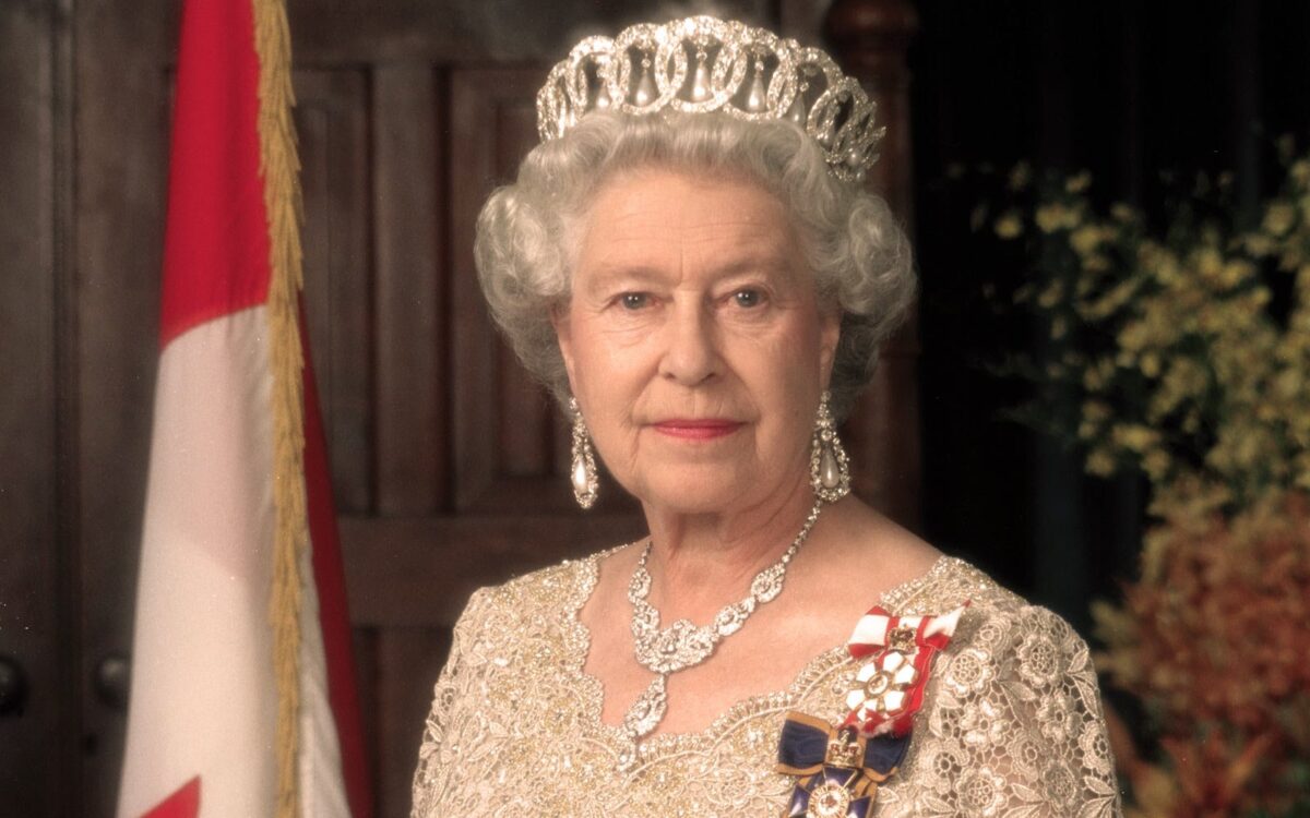 Британцы занимают очередь для прощания с королевой Елизаветой II