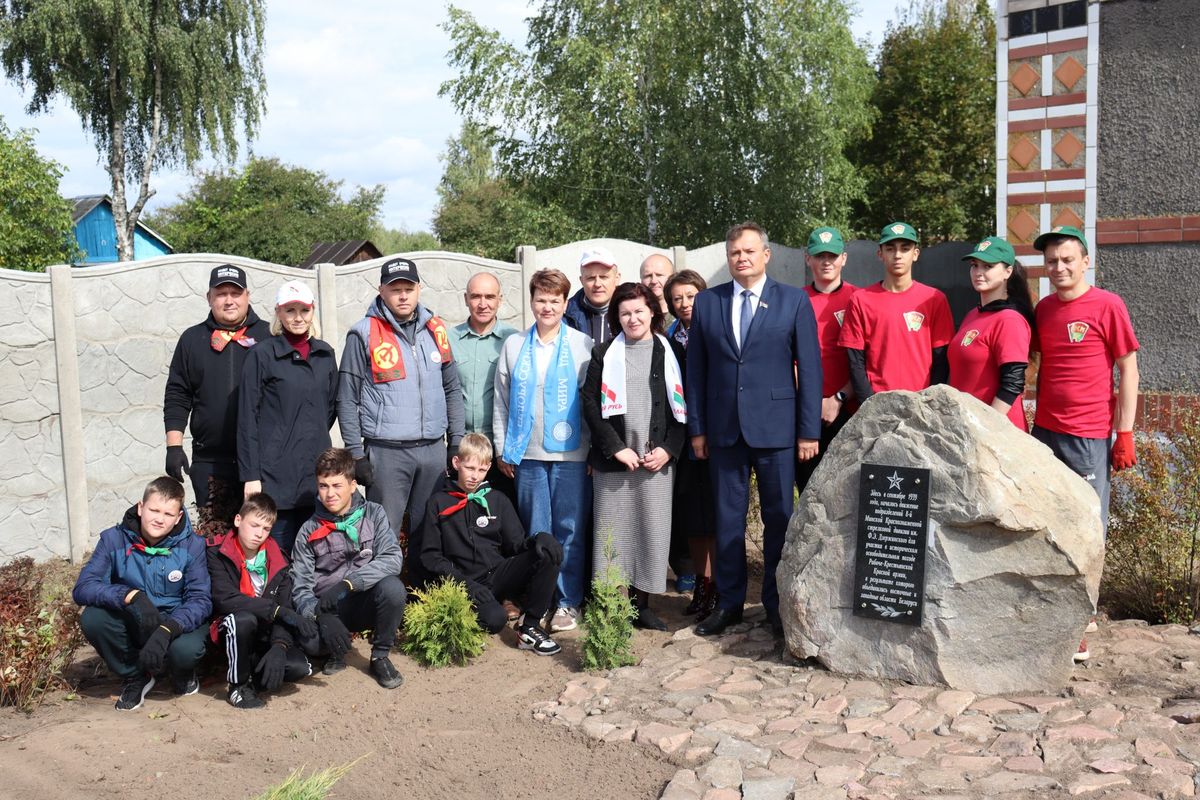 В Думановщине Бобруйского района в честь Дня народного единства открыли памятный знак