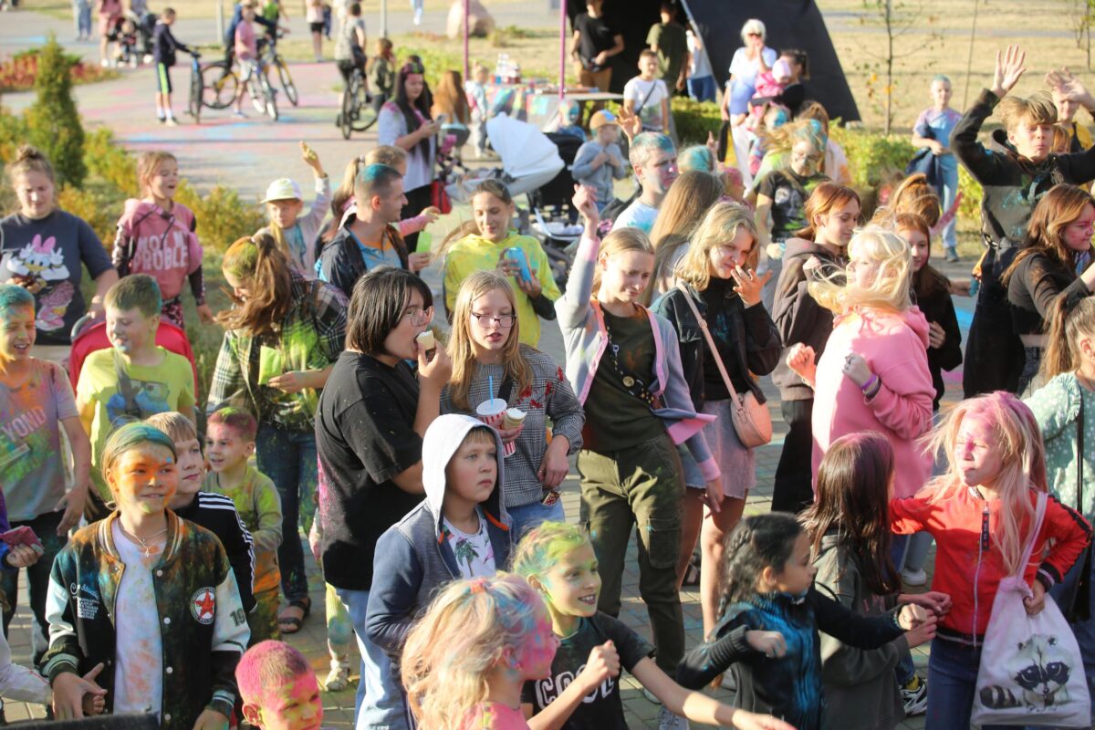 Фестивалем красок провожали лето в Бобруйске. Наш фоторепортаж с Color Fest