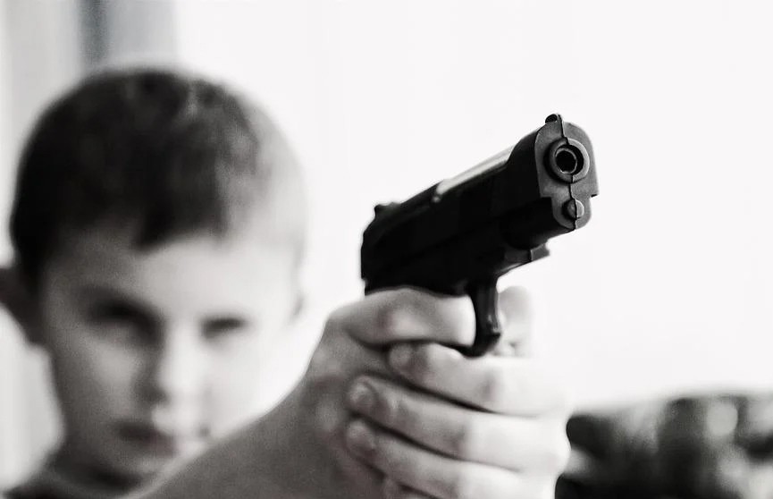 Первоклассник в Москве случайно выстрелил себе в голову из оружия отца