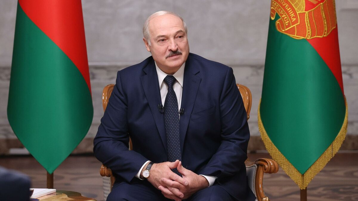 Лукашенко поручил проинформировать широкую общественность о складывающейся военно-политической обстановке