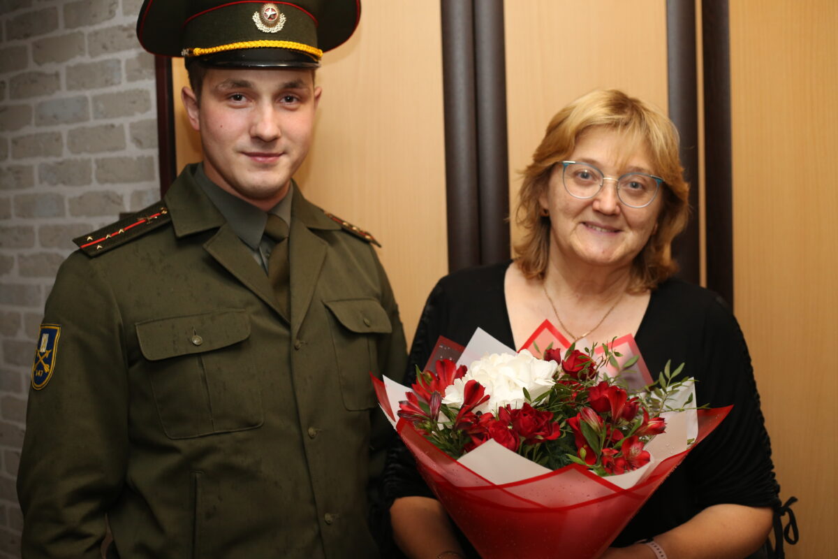 От имени 147-го зенитного ракетного полка поздравления с Днем учителя принимала бобруйчанка