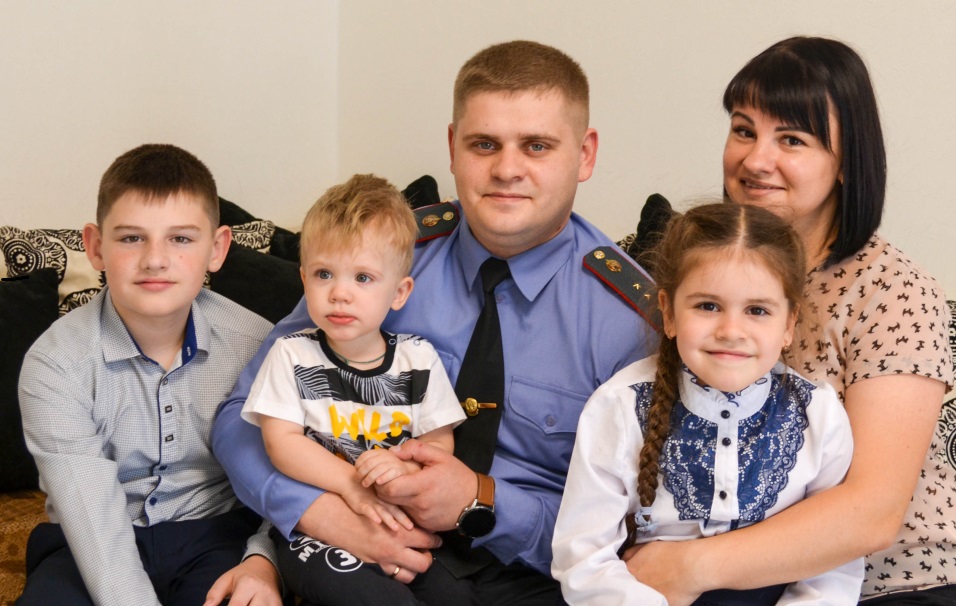 «Всегда мечтали о большой семье»: отец двух сыновей и дочки старший прапорщик милиции Василий Макушев