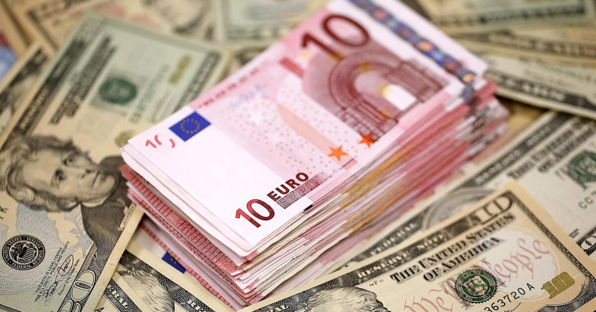 Евро подорожал, доллар, российский рубль и юань подешевели на торгах 25 октября