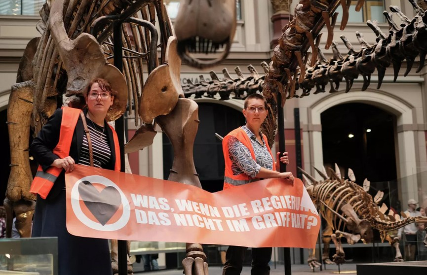 В музее Берлина эко-активисты приклеили себя к скелету динозавра