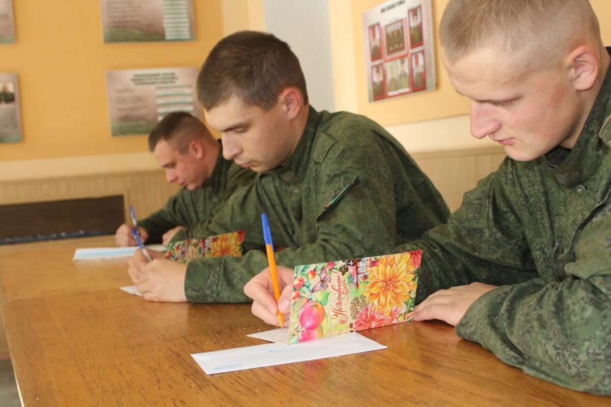 Военнослужащие 147 зенитного ракетного полка готовят поздравления для самых близких