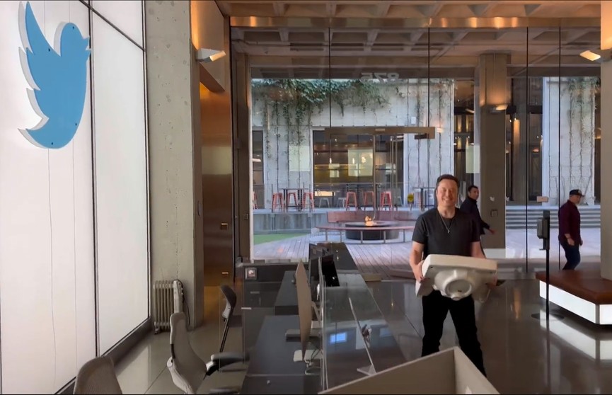 Илон Маск купил Twitter и пришел в офис с рукомойником