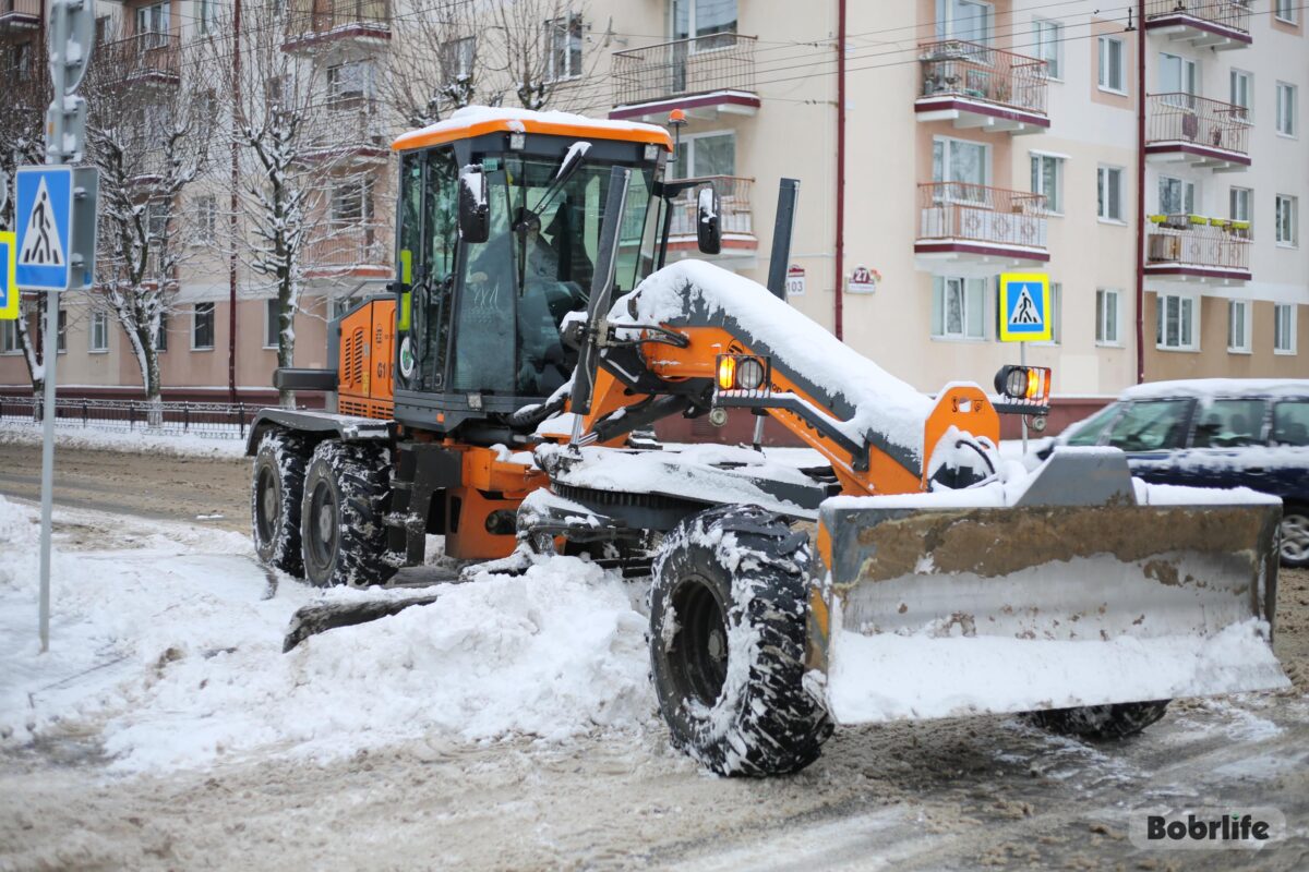 После обильных осадков жилищно-коммунальные службы активно убирают снег