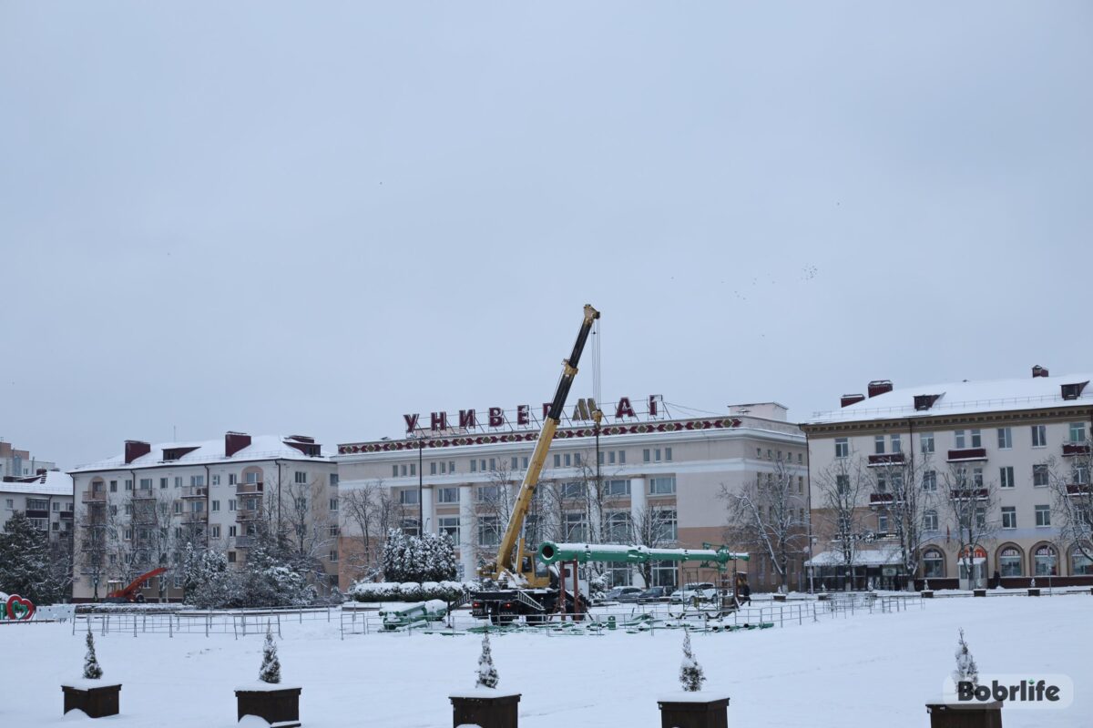 Праздник к нам приходит: в Бобруйске продолжается монтаж главной елки. И не только…