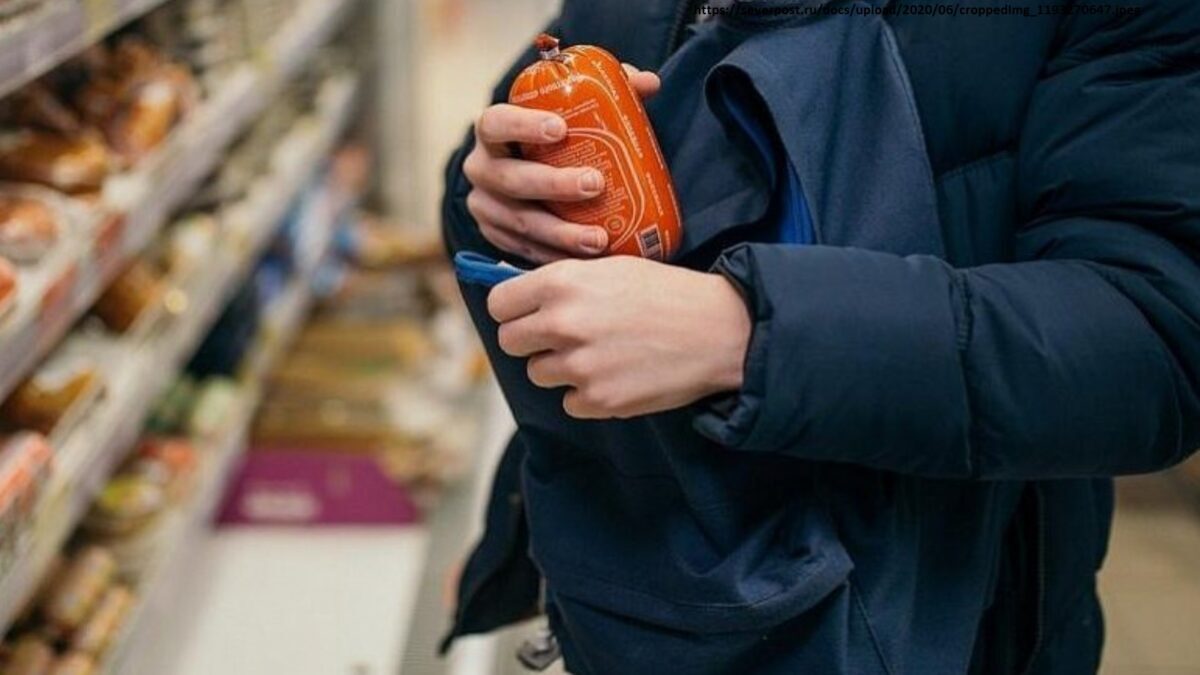 Не догуляли: двое бобруйчан вынесли спиртное и еду для дальнейшего застолья