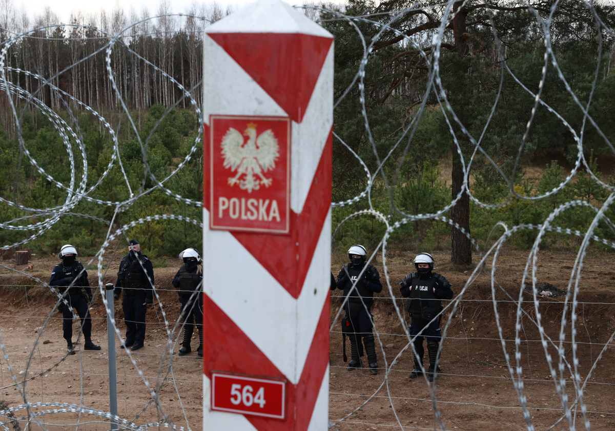 Польские силовики заставили группу беженцев перенести труп на территорию Беларуси