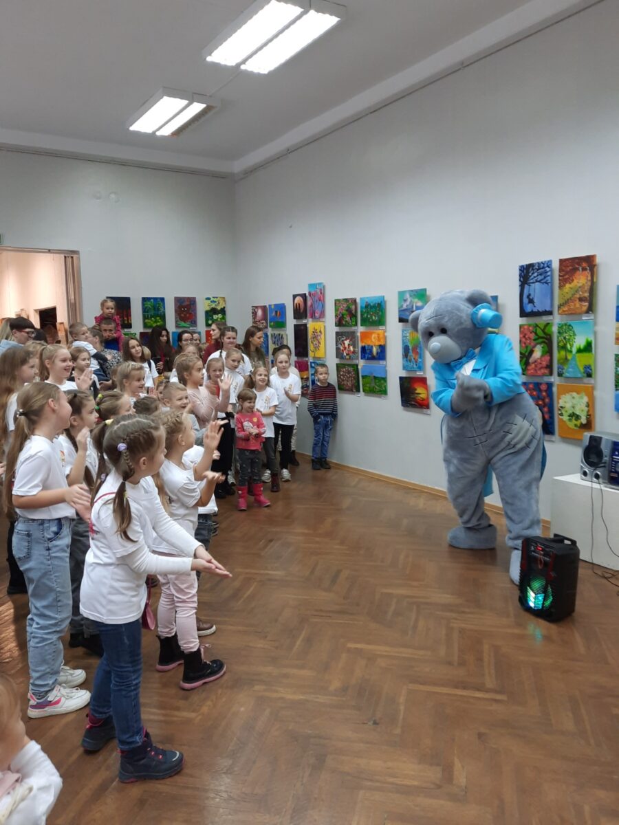 В Бобруйске открылась выставка «АРТ-Крошечное движение шагает по планете!»