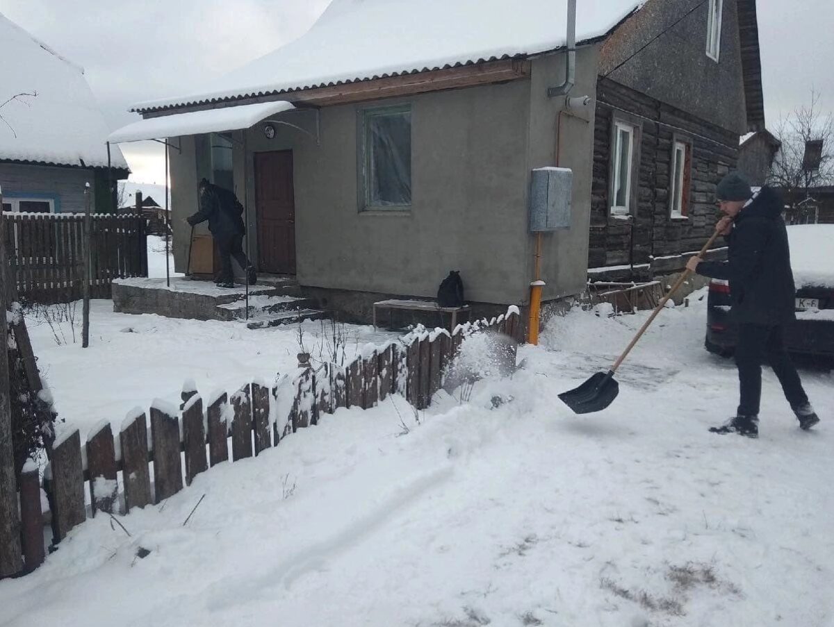 В Бобруйске волонтеры БРСМ помогают убирать снег возле домов. Куда звонить, если нужна помощь?