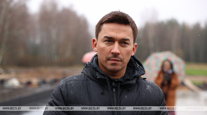 Басков поддержал акцию военно-патриотического клуба «Рысь» и возложил цветы к монументу Победы