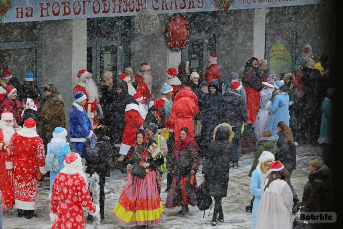 Сказочные новогодние герои уже собрались возле театра