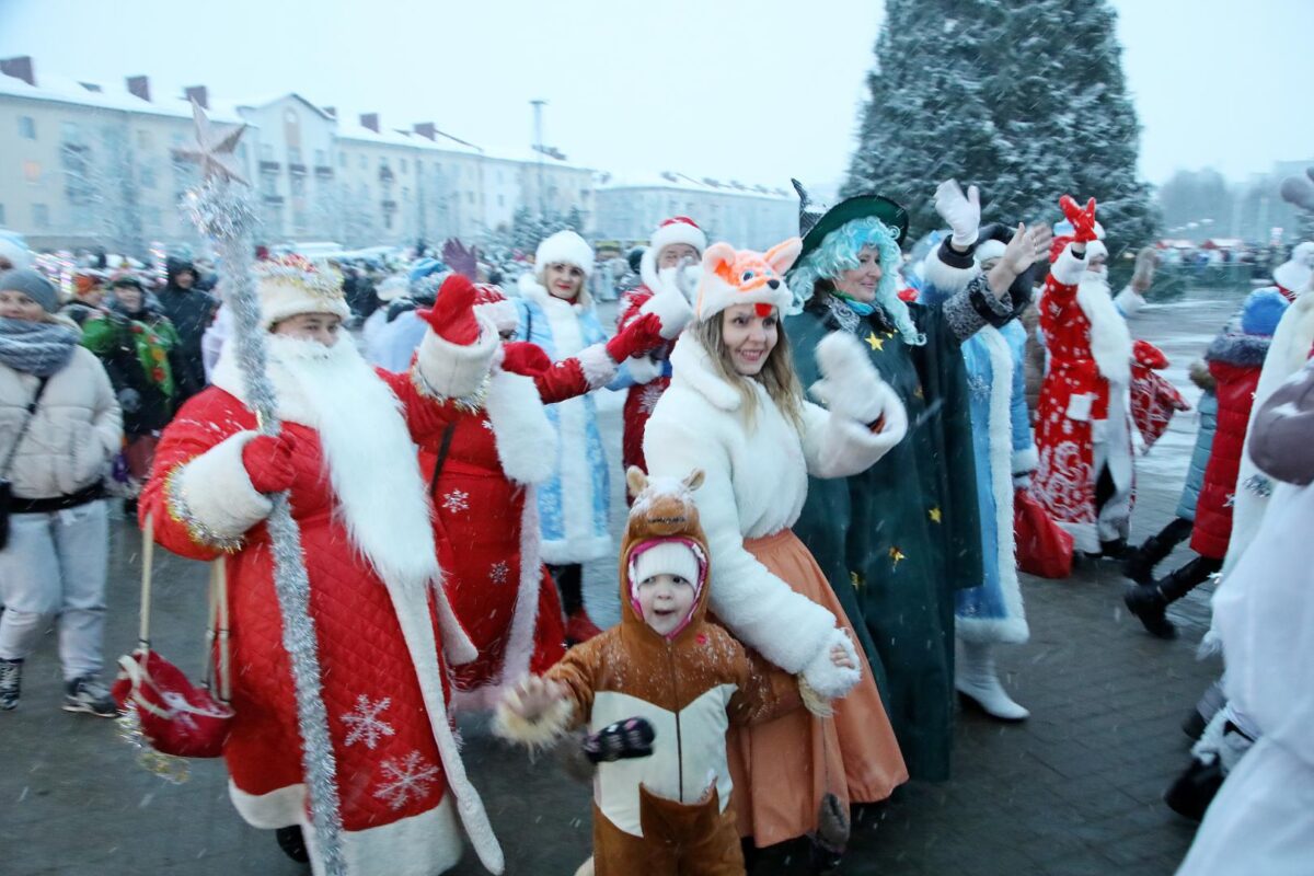 Праздничное шествие Дедов Морозов и Снегурочек: несколько сотен сказочных персонажей участвовали в шоу