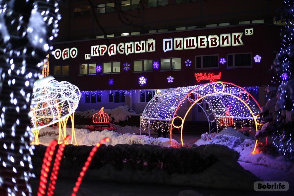 Праздничное настроение создают огни вечернего Бобруйска
