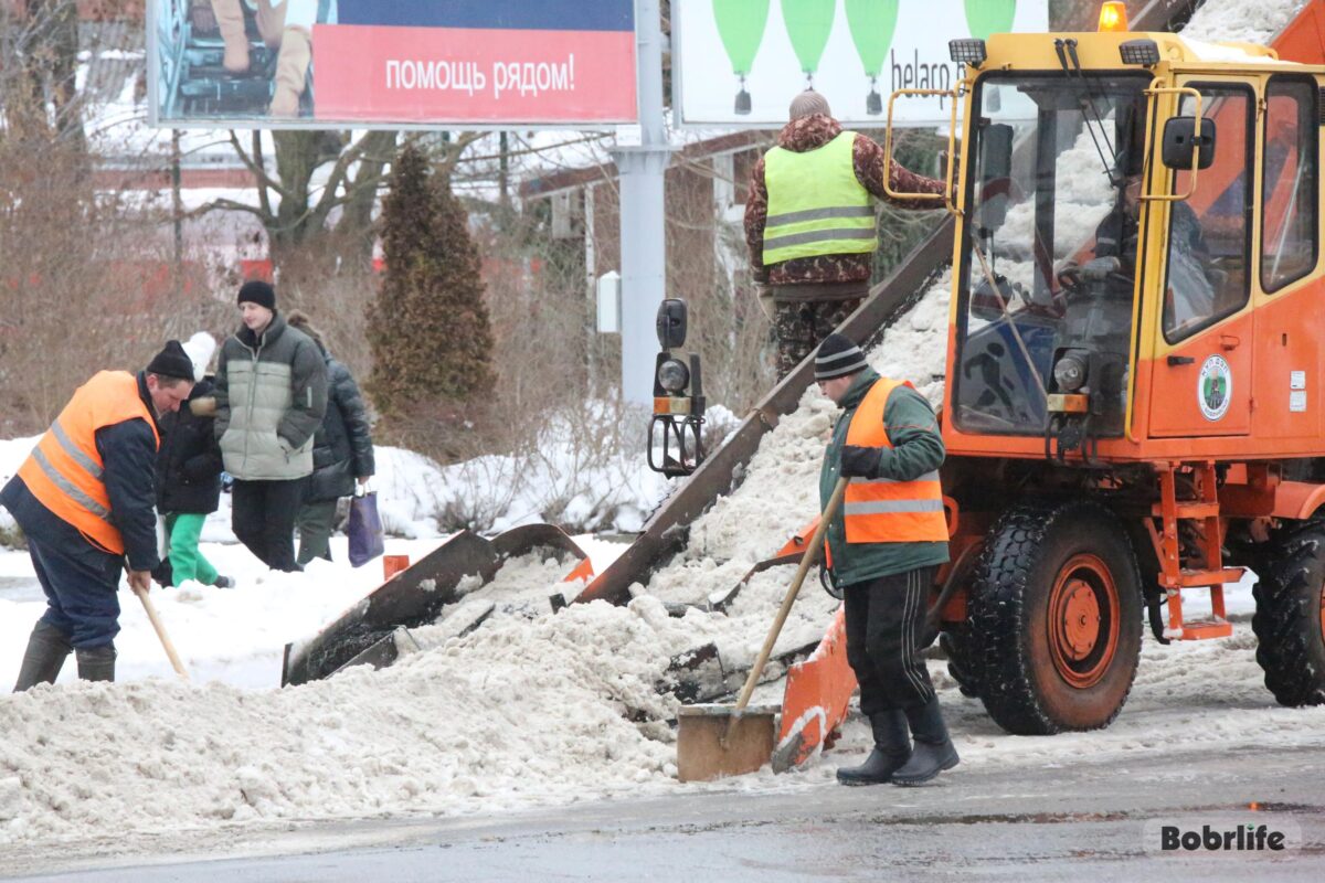 Уборка снега продолжается в Бобруйске