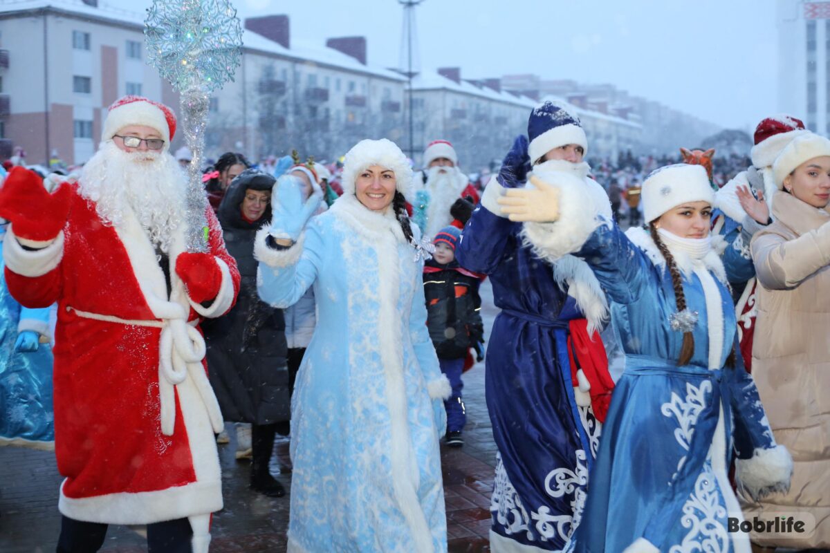 Показываем, как прошло театрализованное шествие Дедов Морозов, Снегурочек и сказочных персонажей