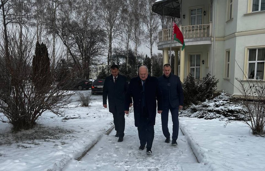 Лукашенко пешком пришел на саммит ЕАЭС: Mercedes не завелся