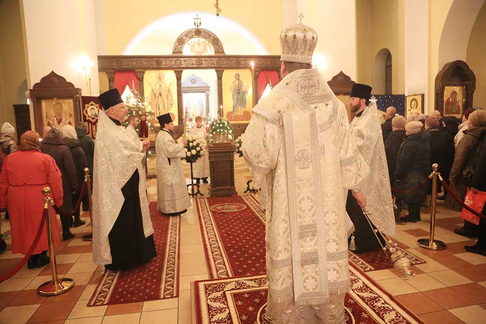 В канун праздника Крещения Господня епископ Серафим совершил торжественное вечернее богослужение в Никольском кафедральном соборе