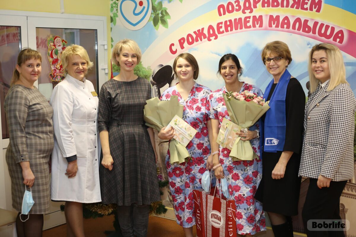 В Бобруйском роддоме поздравили мам, родивших 1 января 2023 года