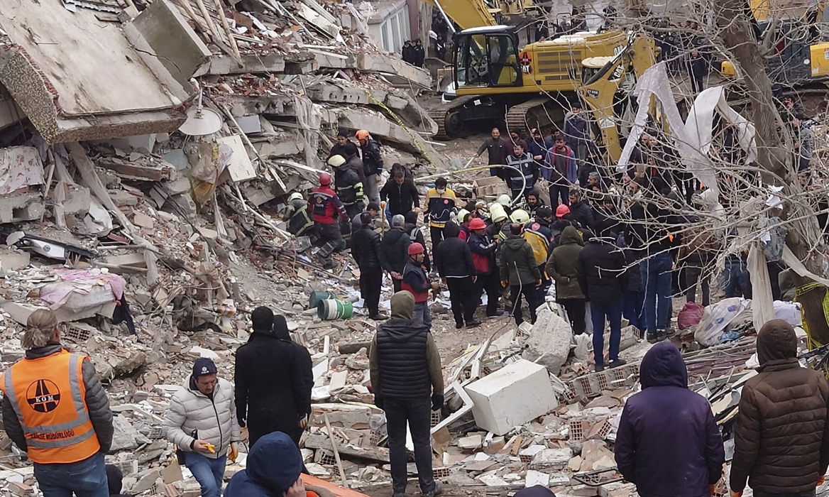 Число жертв землетрясений в Турции увеличилось до 12873