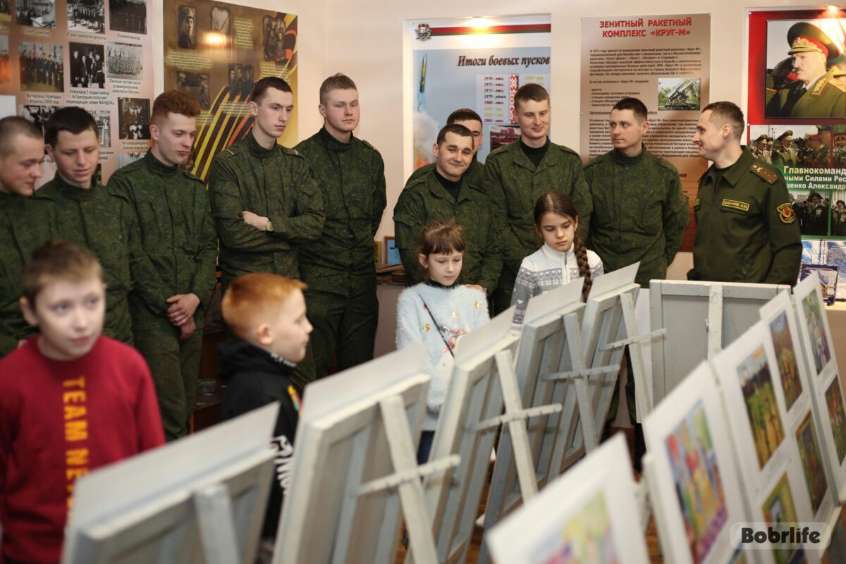 В 147-м зенитном ракетном полку презентовали выставку «Наследники Великой Победы»