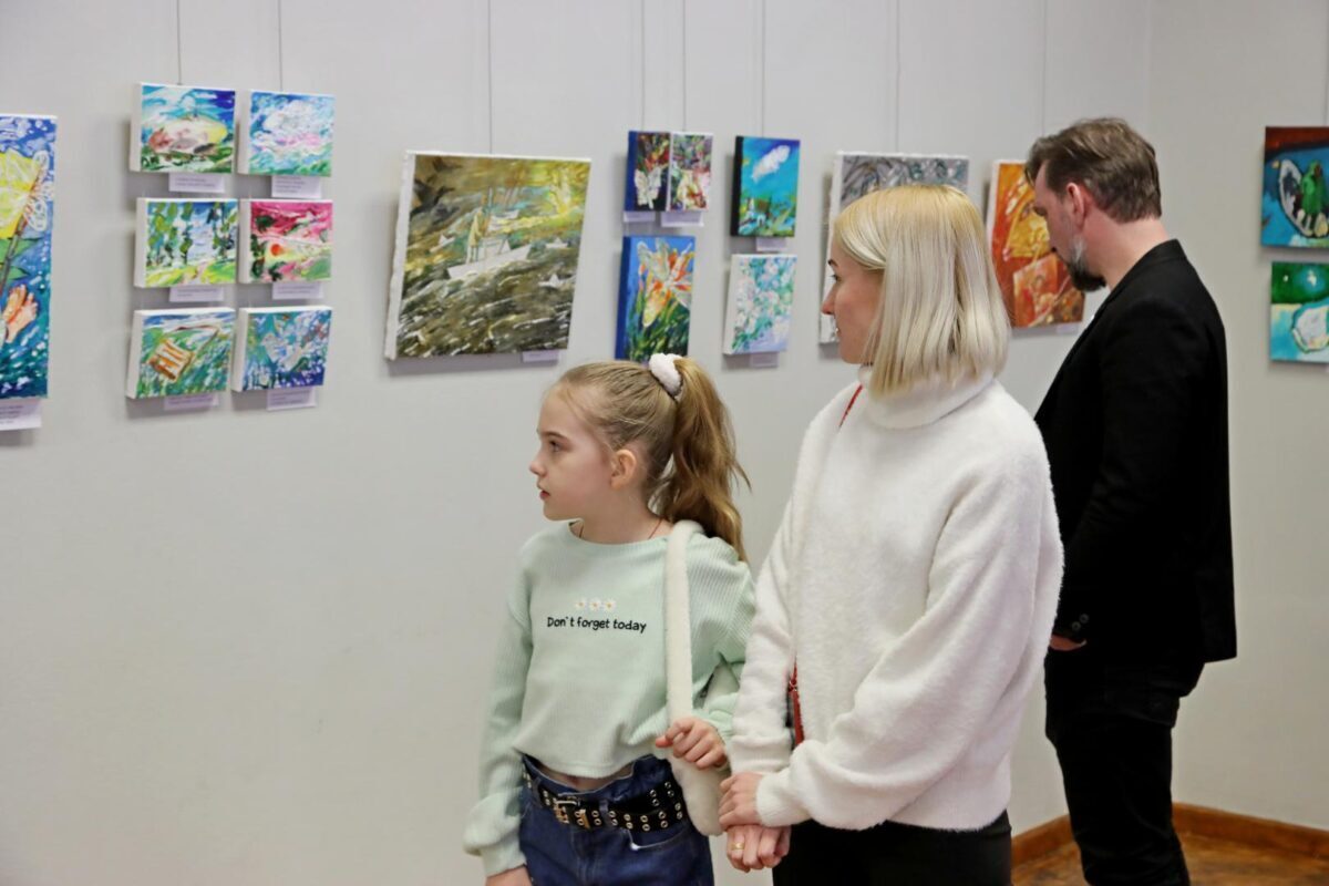 Свет побеждает! В Бобруйске открылась выставка Виктора Кнаруса