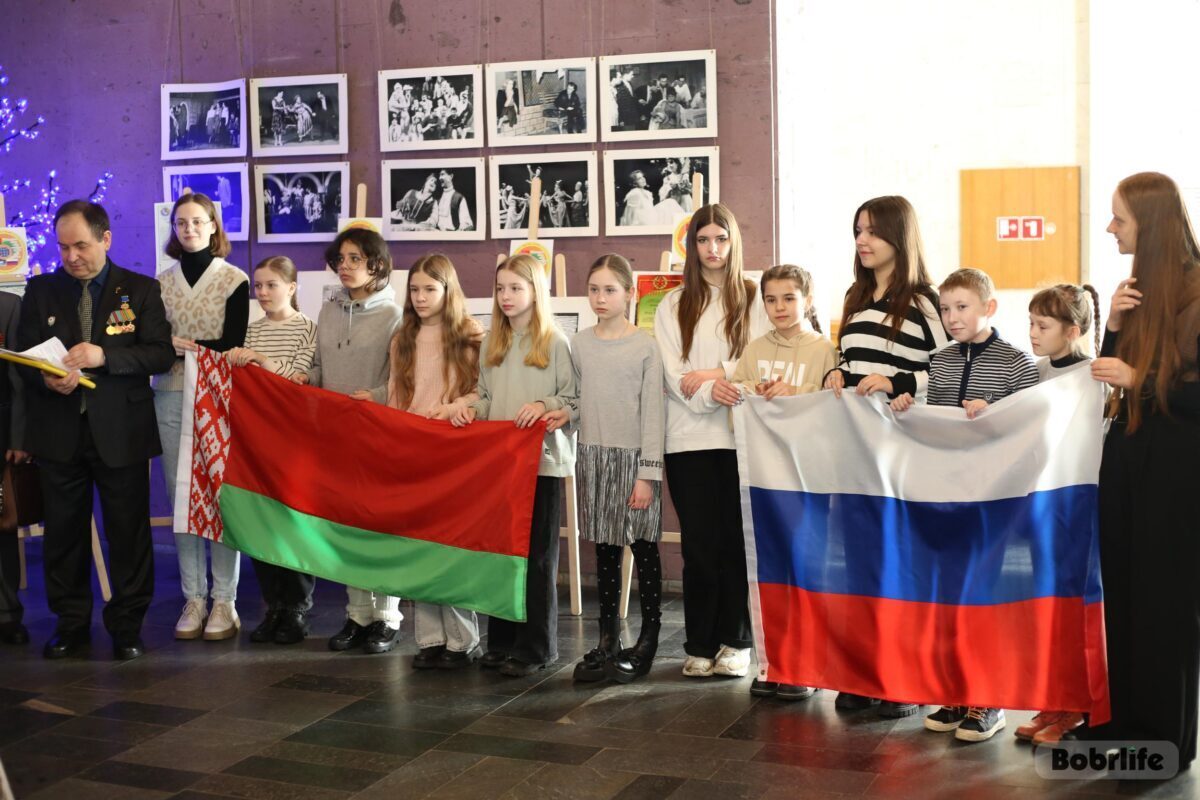В Бобруйске открылась выставка юных художников Беларуси и России «Наследники Великой Победы» (обновлено)