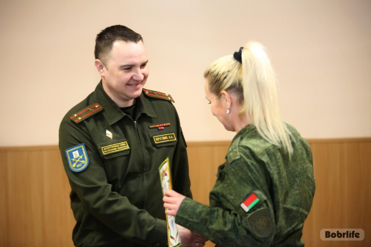 Мужчины 147-го зенитного ракетного полка поздравляли военнослужащих женщин с 8 Марта
