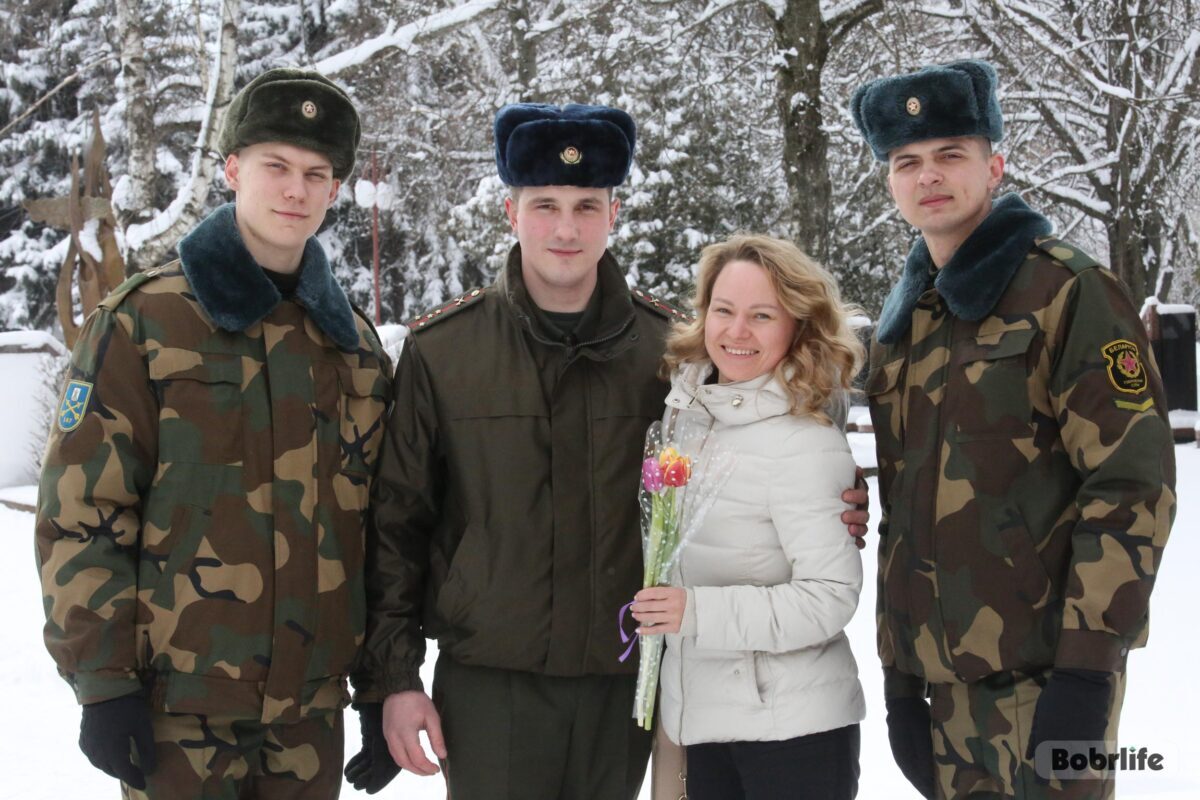 Военнослужащие 147-го зенитного ракетного полка поздравили бобруйчанок с наступающим Международным женским днем (видео)