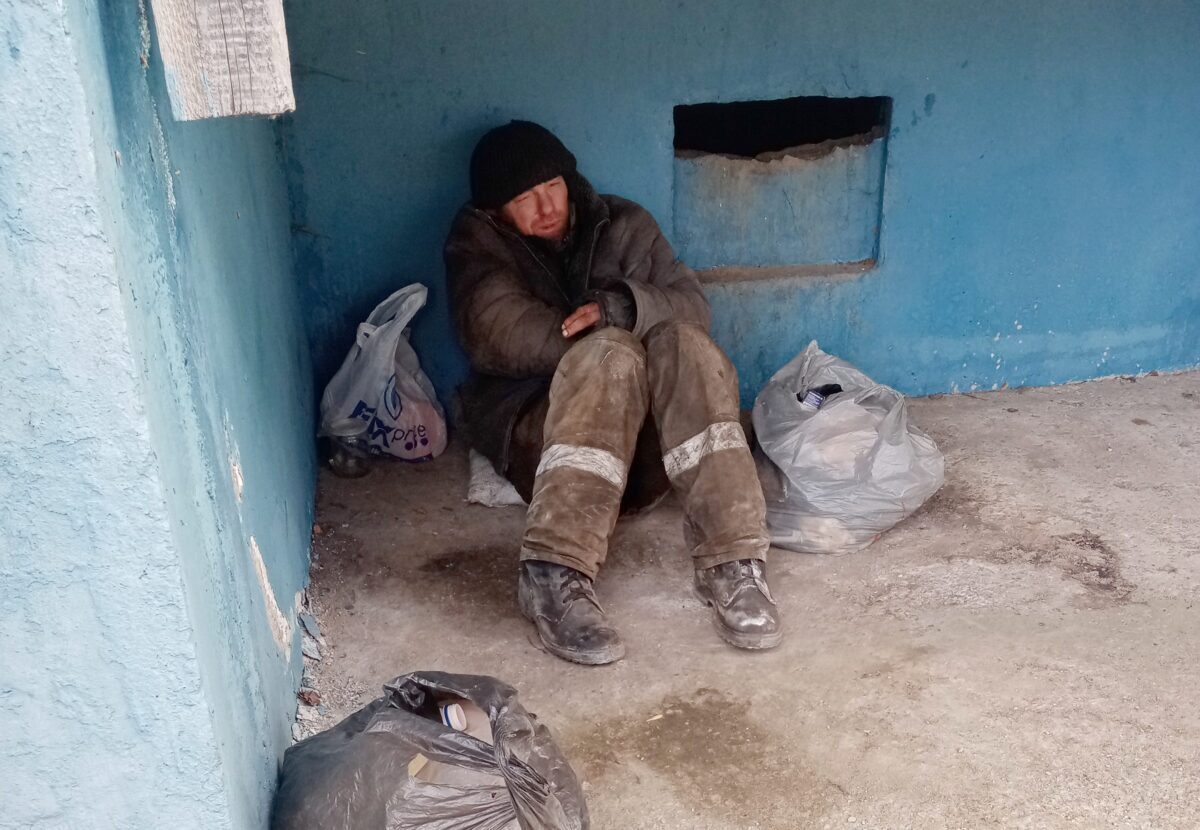 Под балконом и у обочины жизни