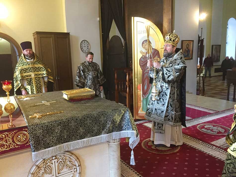 В Никольском кафедральном соборе епископ Серафим совершил литургию
