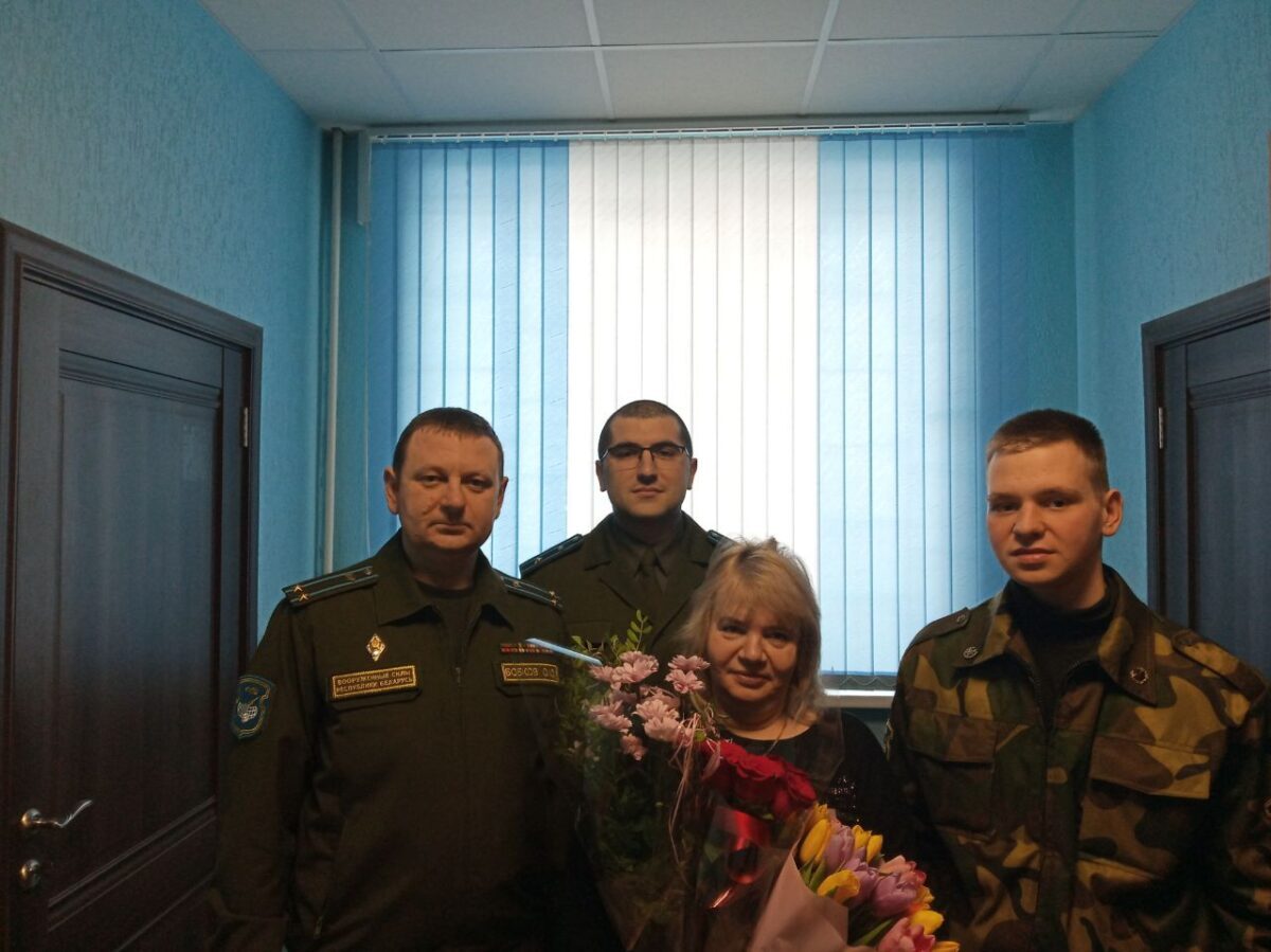 Маму лучшего солдата 1-го радиотехнического центра в/ч 48694 поздравили с грядущим праздником
