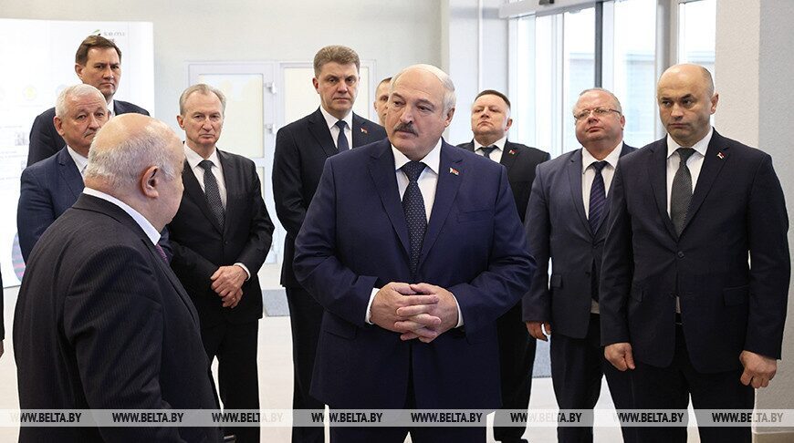 Лукашенко сегодня посещает ОАО «Планар»