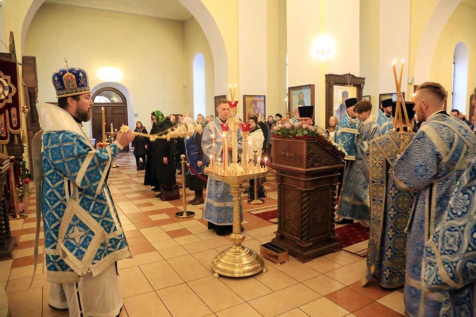 В канун Благовещения епископ Серафим совершил вечернее богослужение в Никольском соборе