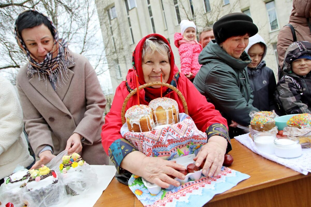 Вера сильнее! Бобруйчане освящают куличи и пасхи