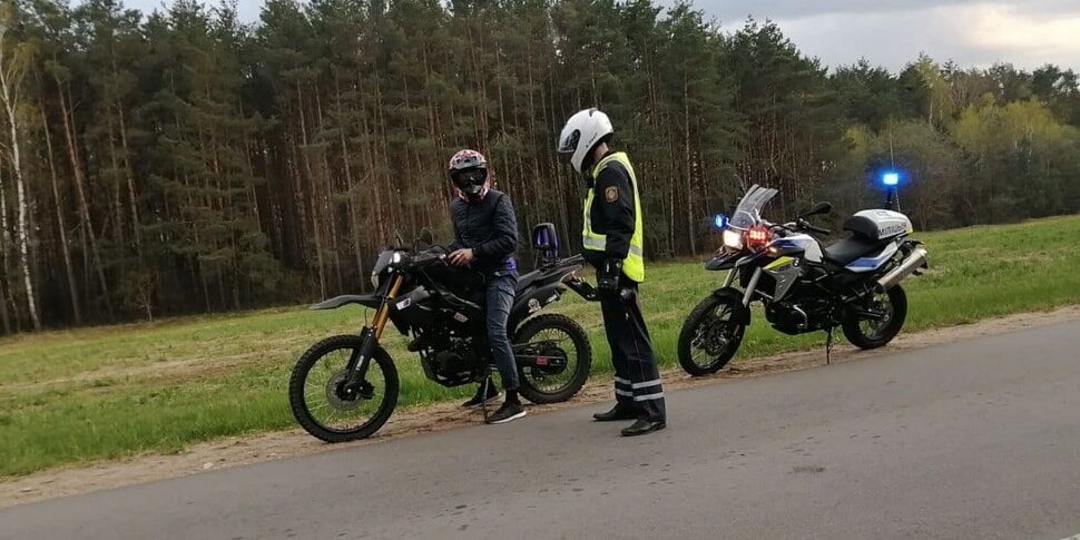 В Бобруйске мотоциклист совершил опасный маневр, который попал на видеорегистратор