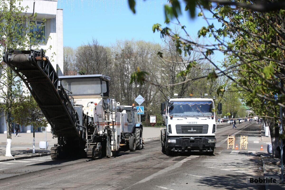 Коммунальные службы приводят в порядок улицы города после зимы